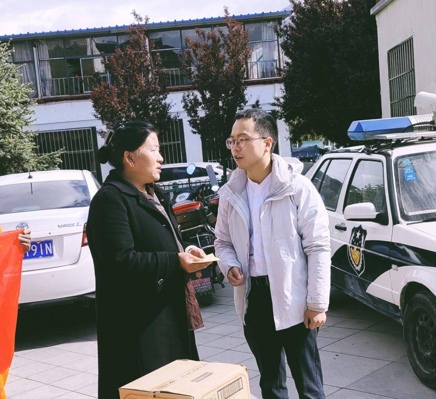 易境黨支部向拉薩潔達(dá)環(huán)衛(wèi)公司負(fù)責(zé)人尼瑪潘多贈送慰問金